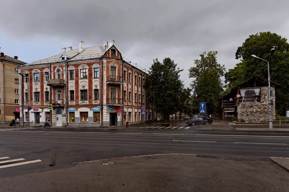 Санкт петербург гдов. Гдов Ленинградская область. Г. Гдов, ул. Ленинградская, д. 19. Гдов старые здания. Гдов улицы города.