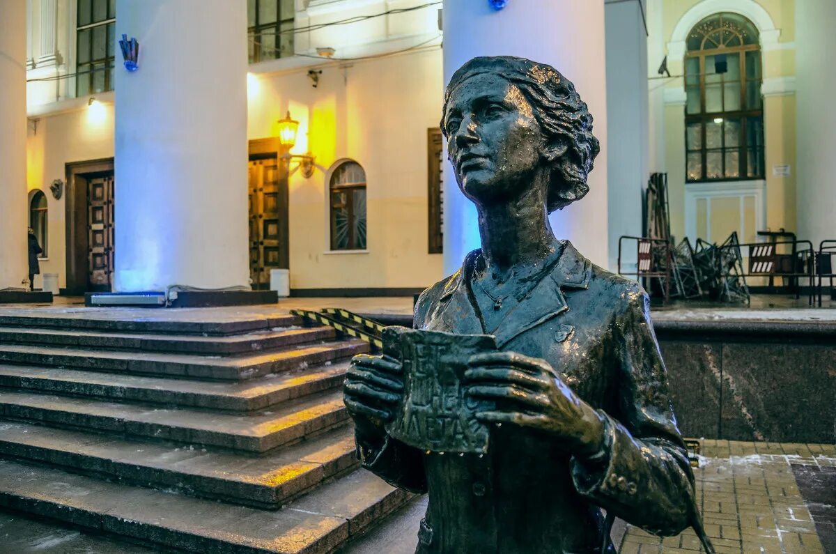 Калуга памятник театралка. Памятник театральному зрителю в калуге. Театральному зрителю калуга скульптура. Малый театр памятник островскому. Театральному зрителю калуга скульптура.