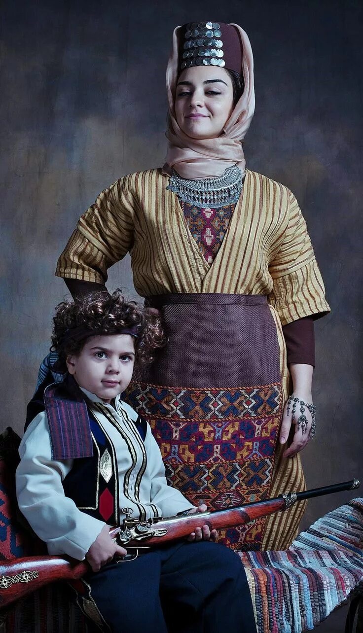 Армянские свадебные традиции. Как жили армяне. Армянский быт и культура. Армяне в карабахе. Армянская семья в традиционной одежде.