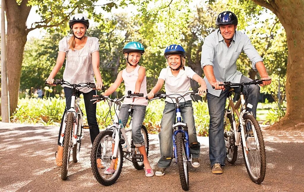 Велосемья. Катание на велосипеде. Велосипеды для всей семьи. Велопрогулки семьей. Прогулка на велосипеде.
