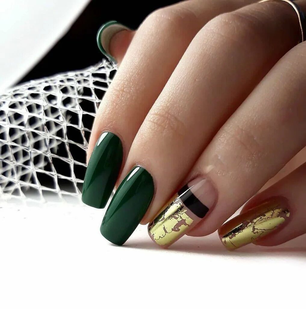 Мраморный маникюр зеленый с золотом. Маникюр зеленый. Маникюр зеленый с золотом 2022. Ногти зелёные с золотом. Маникюр зеленый с золотом 2024 год.