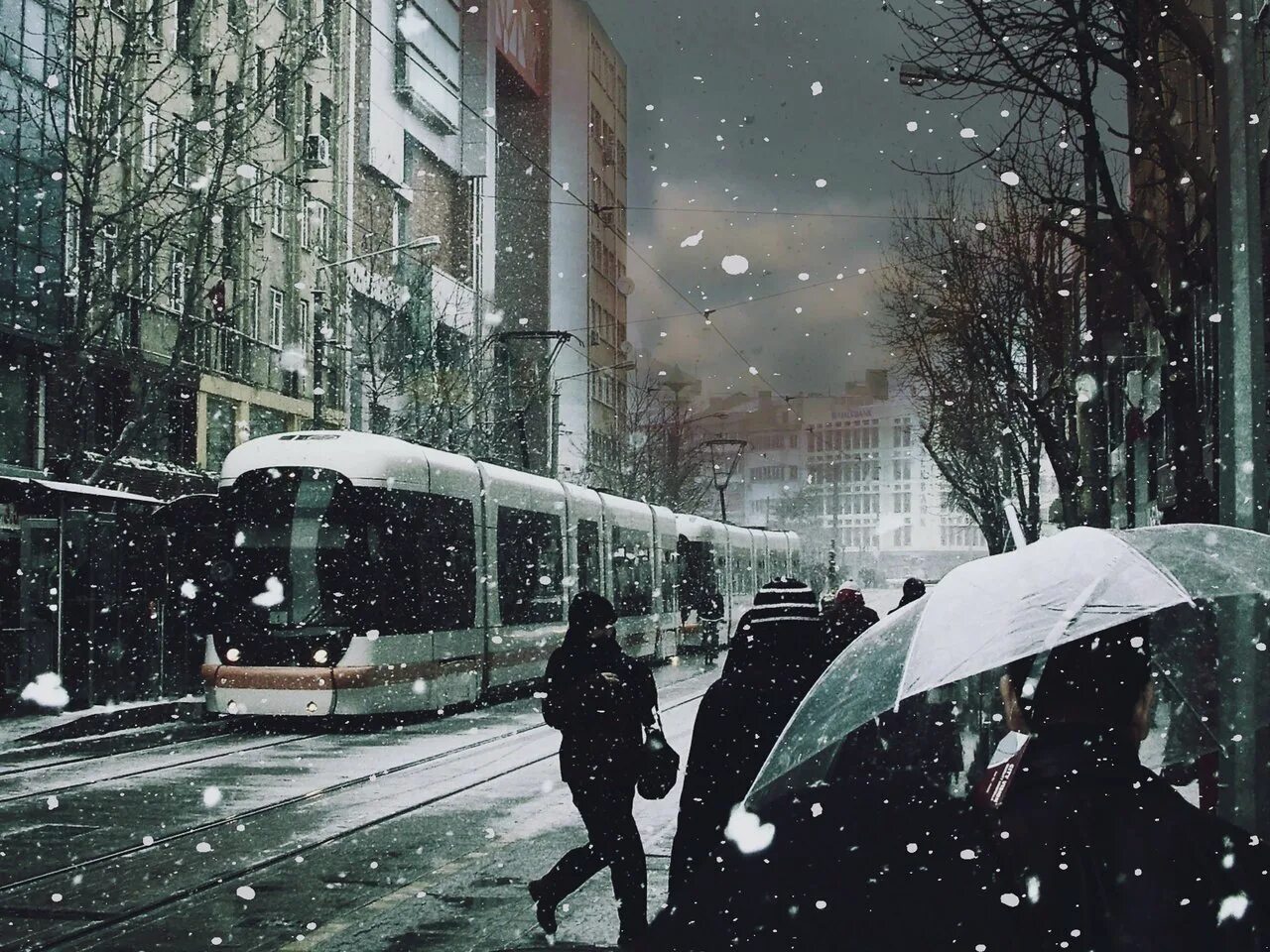 Зима в городе. Зима город люди. Снегопад в городе. Снежная зима в городе.