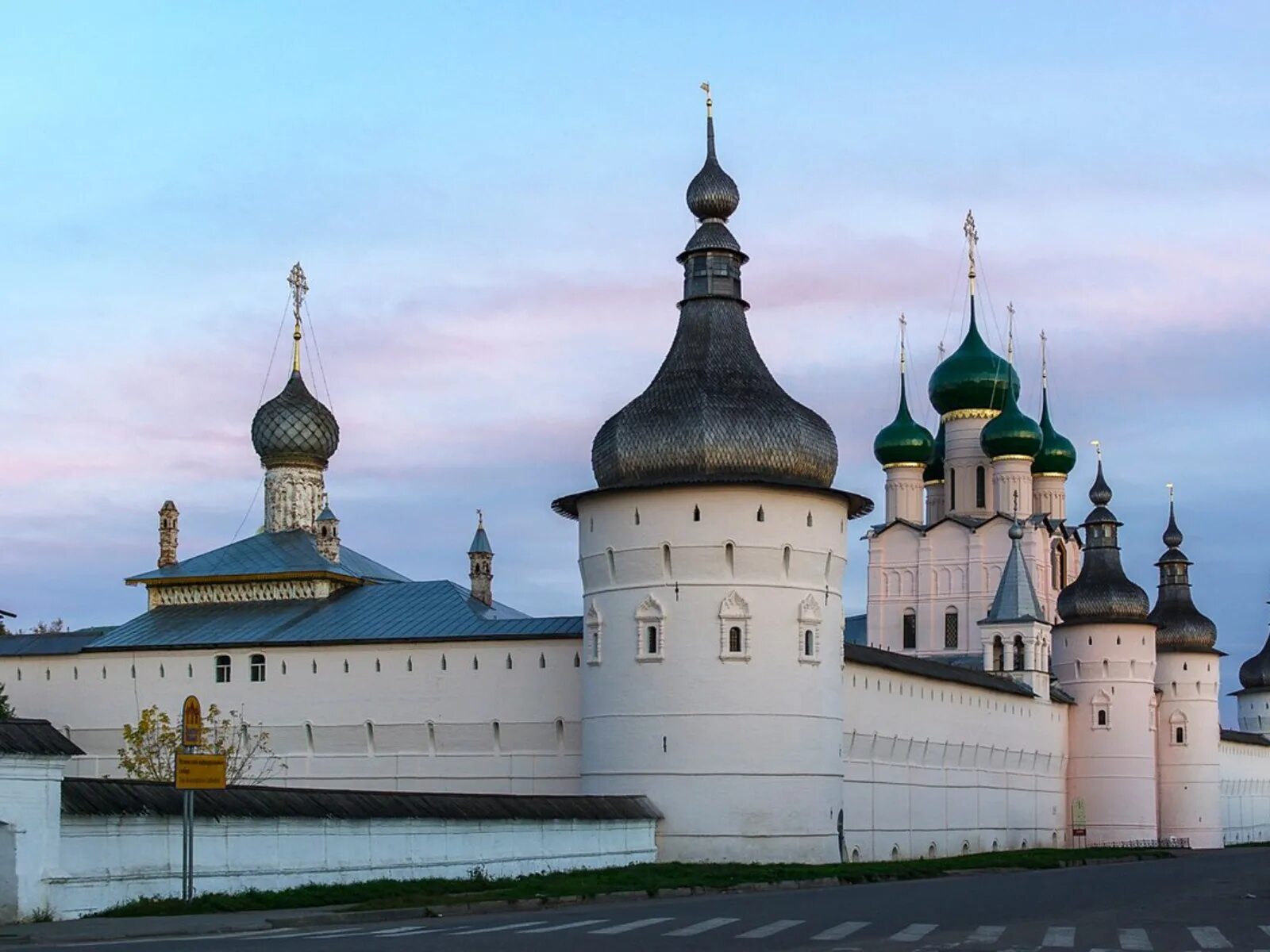 Ростов великий древнейший русский город расположенный. Ростов Великий Кремль. Ростов Великий Ростовский Кремль достопримечательности. Достопримечательности золотого кольца России Ростовский Кремль. Ростов Великий Кремль фото.