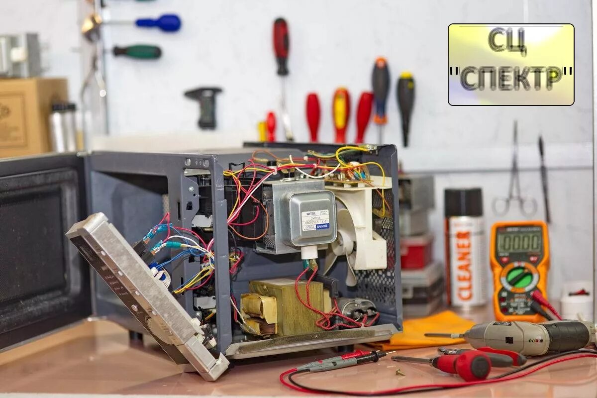 Microwave repair. сервисный центр ремонт микроволновок. мастер чинит микроволновку. бытовой техники микроволновки. ремонт микроволновой печи.