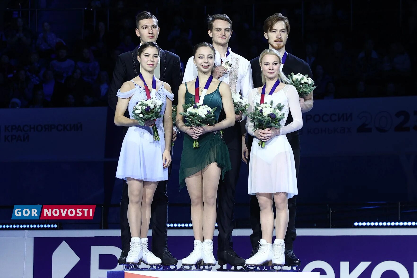 Фигурное катание чемпионат кто выиграл. Награждение фигуристов в красноярске. награждение победителей на пьедестале. фигурное катание чемпионат россии 2025.