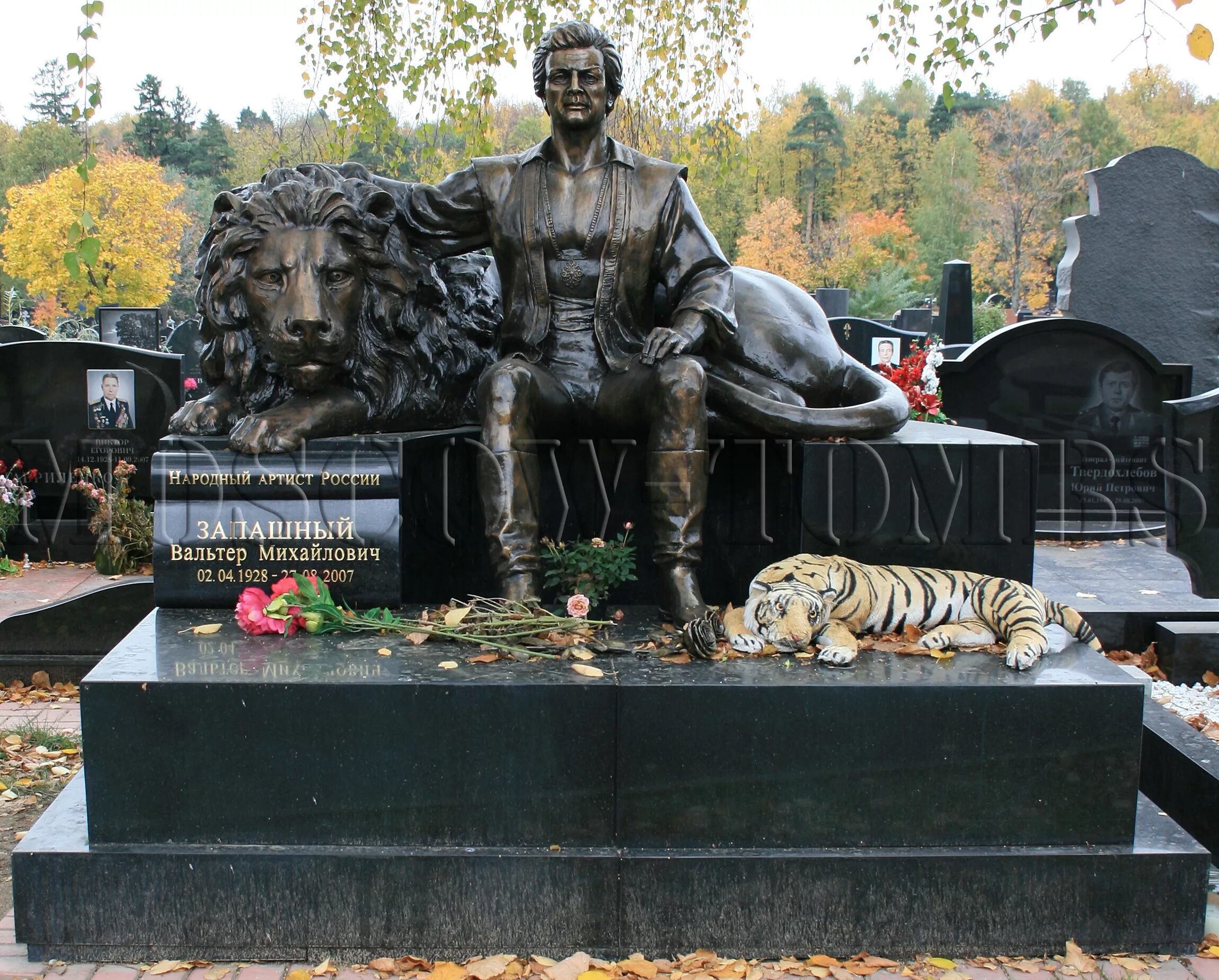 Троекуровское кладбище могилы. Могила Запашного Троекуровское кладбище.