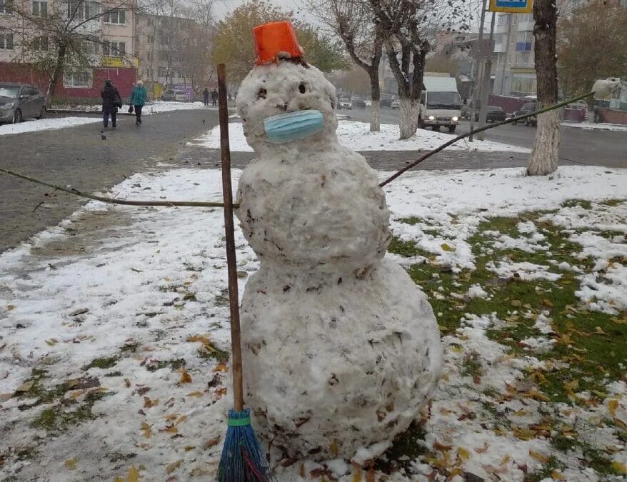 Подписать фото со снеговиком. Снеговики в нижнем новгороде. Первые снеговики монстры. Майский снеговик. Снеговик из первого снега фото.