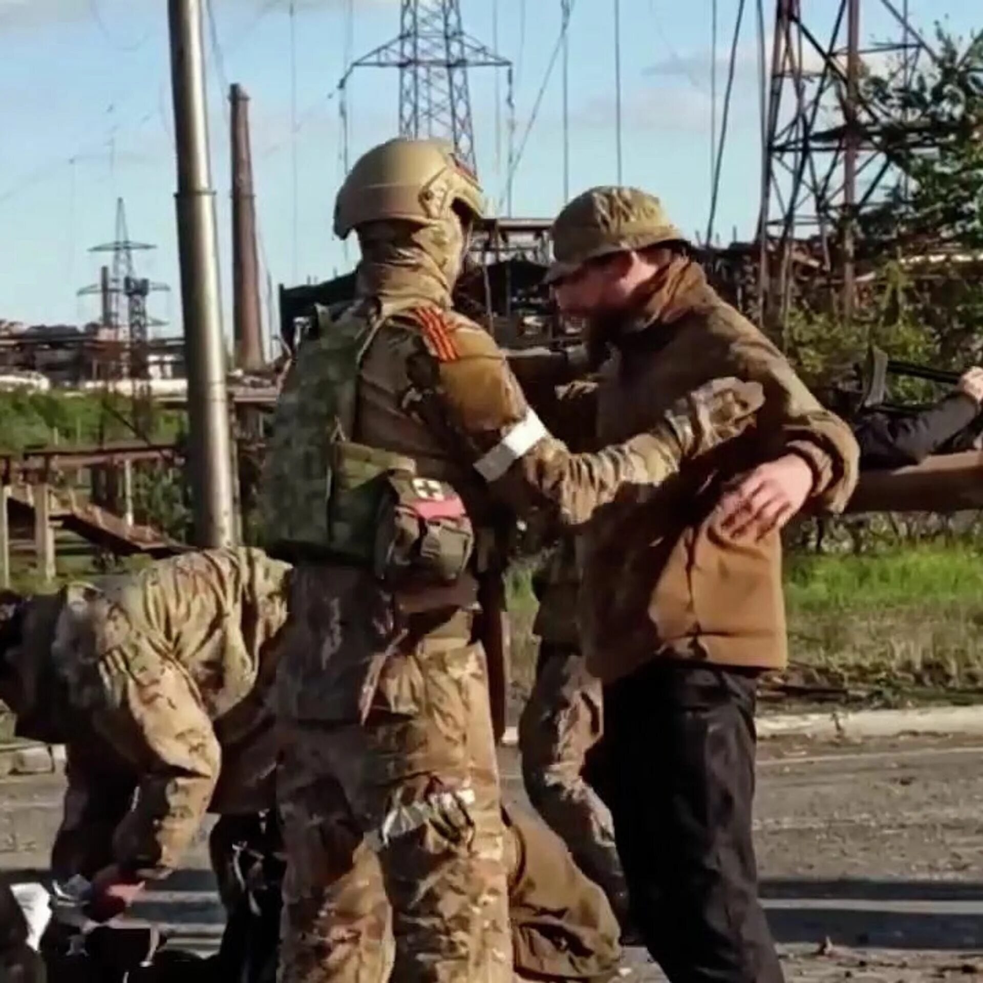 Взвод сдался в плен. ВСУ сдались в плен в Мариуполе Азовсталь. Мариуполь сдача в плен Азова. Пленные боевики с Азовстали.