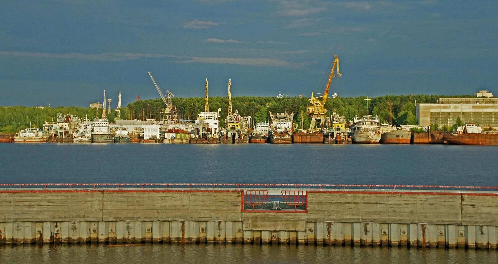 Кама пермь причал. Кама чайковский. Река кама чайковский. Чайковский город пермский край кама. Кама река чайковский берег.