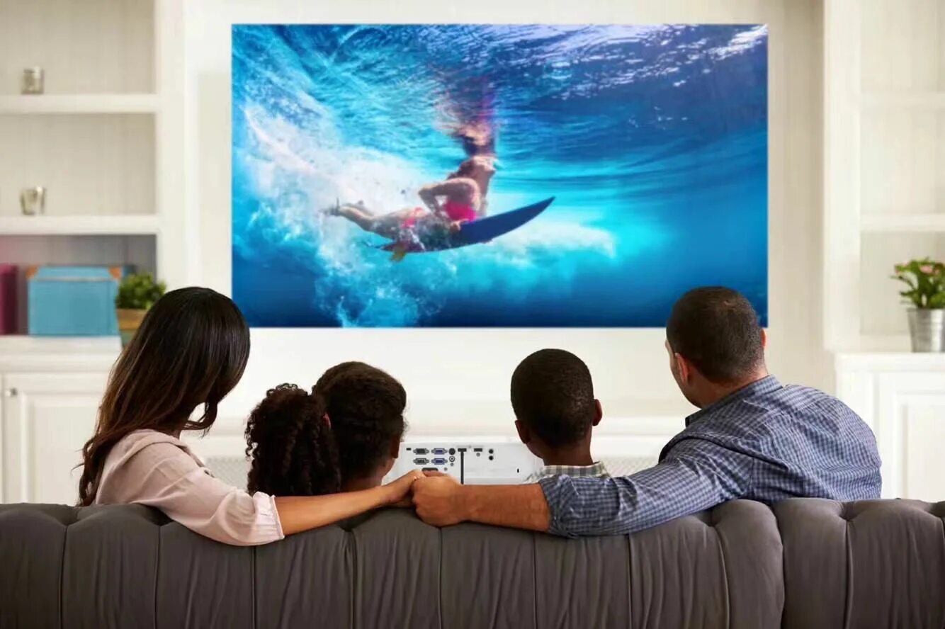 Проектор или телевизор что лучше. Телевизор проектор на стену. Проектор для показа фильмов. Экран проектора и телевизор. Изображение с проектора.