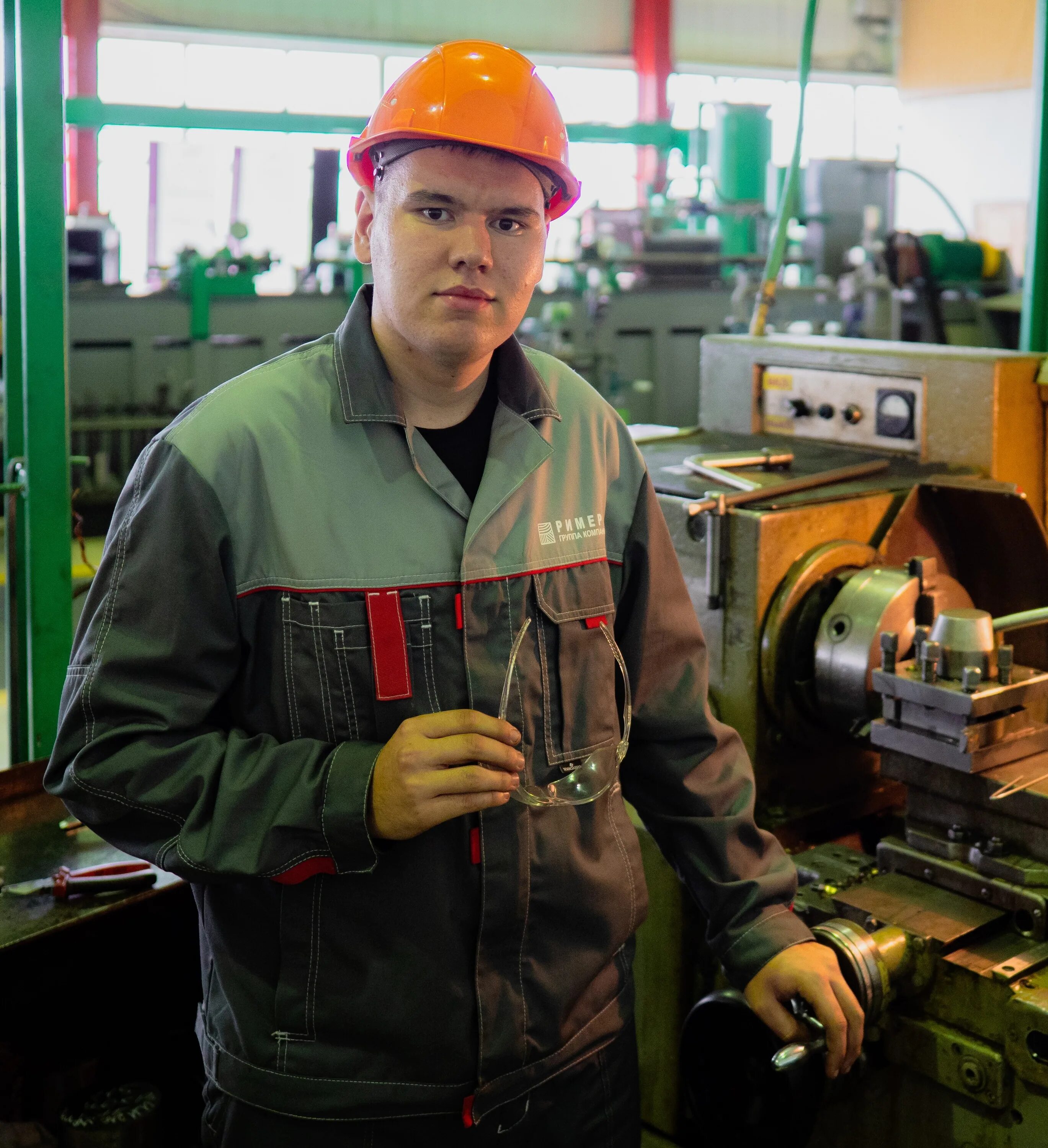 фрезеровщик цех. вахта 60/30 график. Turner на производстве. профессия фрезеровщик. станочник сверловщик.