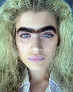 Большие Брови У Девушек Фото (149 фотографий) .