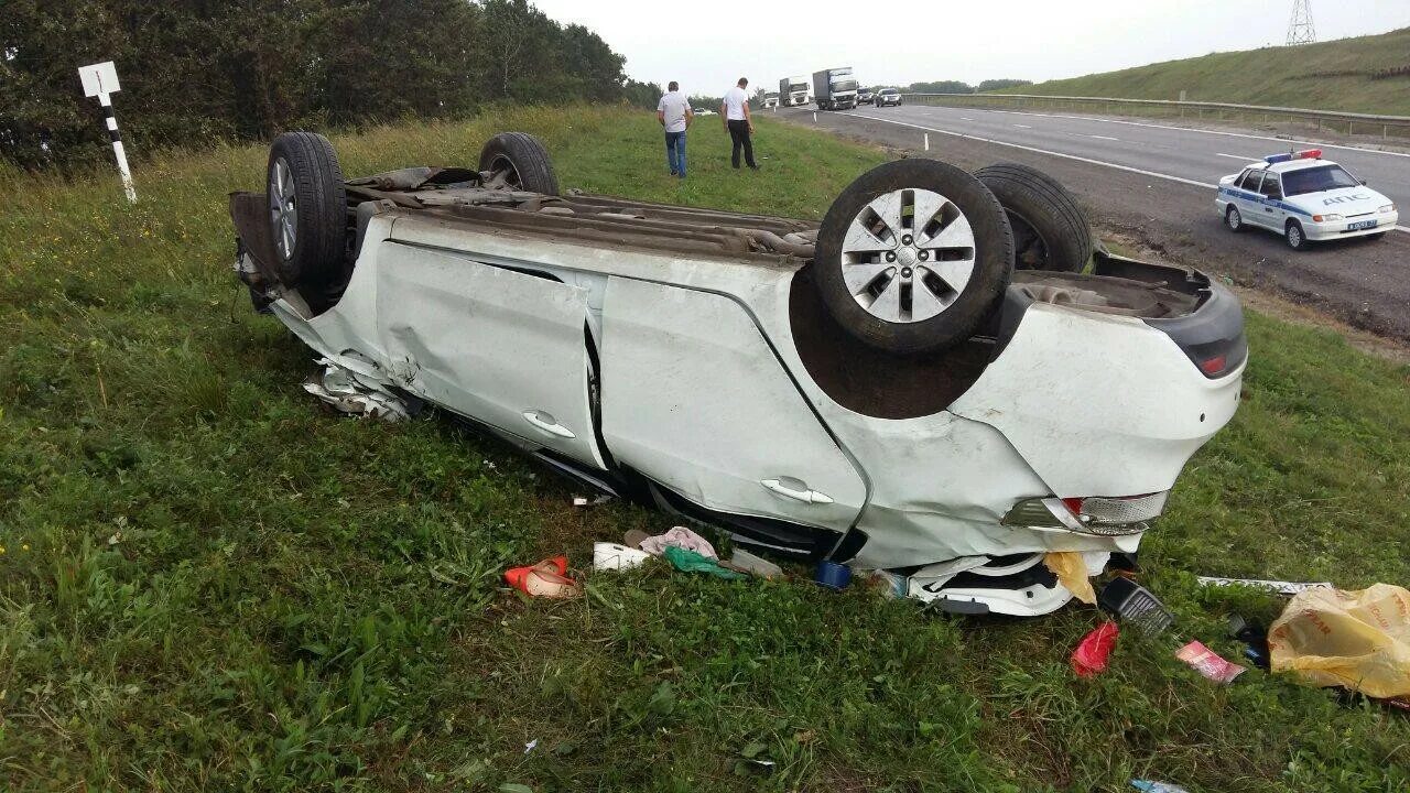 Авария в ясногорском районе тульской. Перевернулся автомобиль в новокузнецке. 06. Машина в кювете. Машина на трассе.
