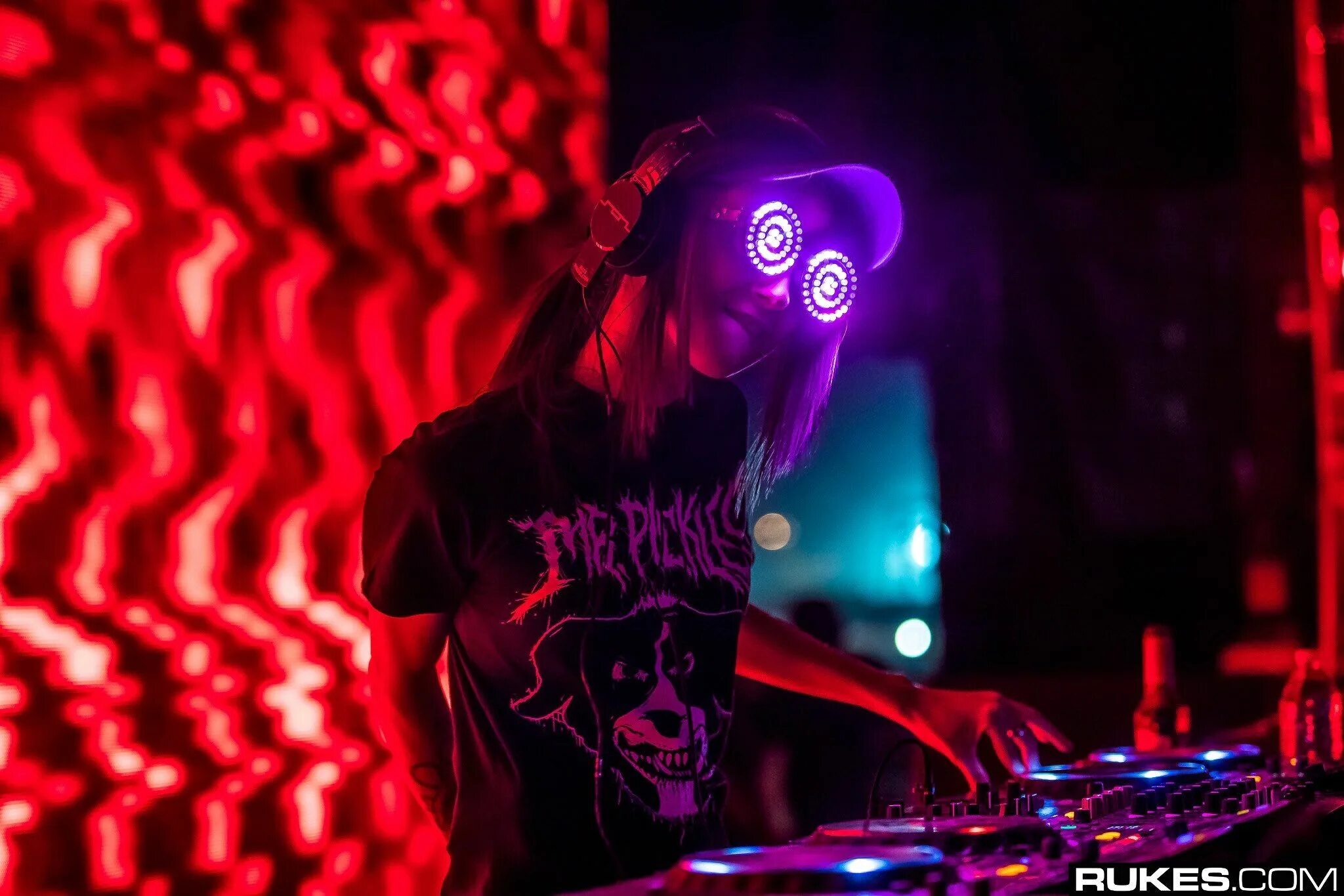 Rezz give in to you. Rezz канадский диджей. диджей арт. космический диджей арт. красные диджеи арт.