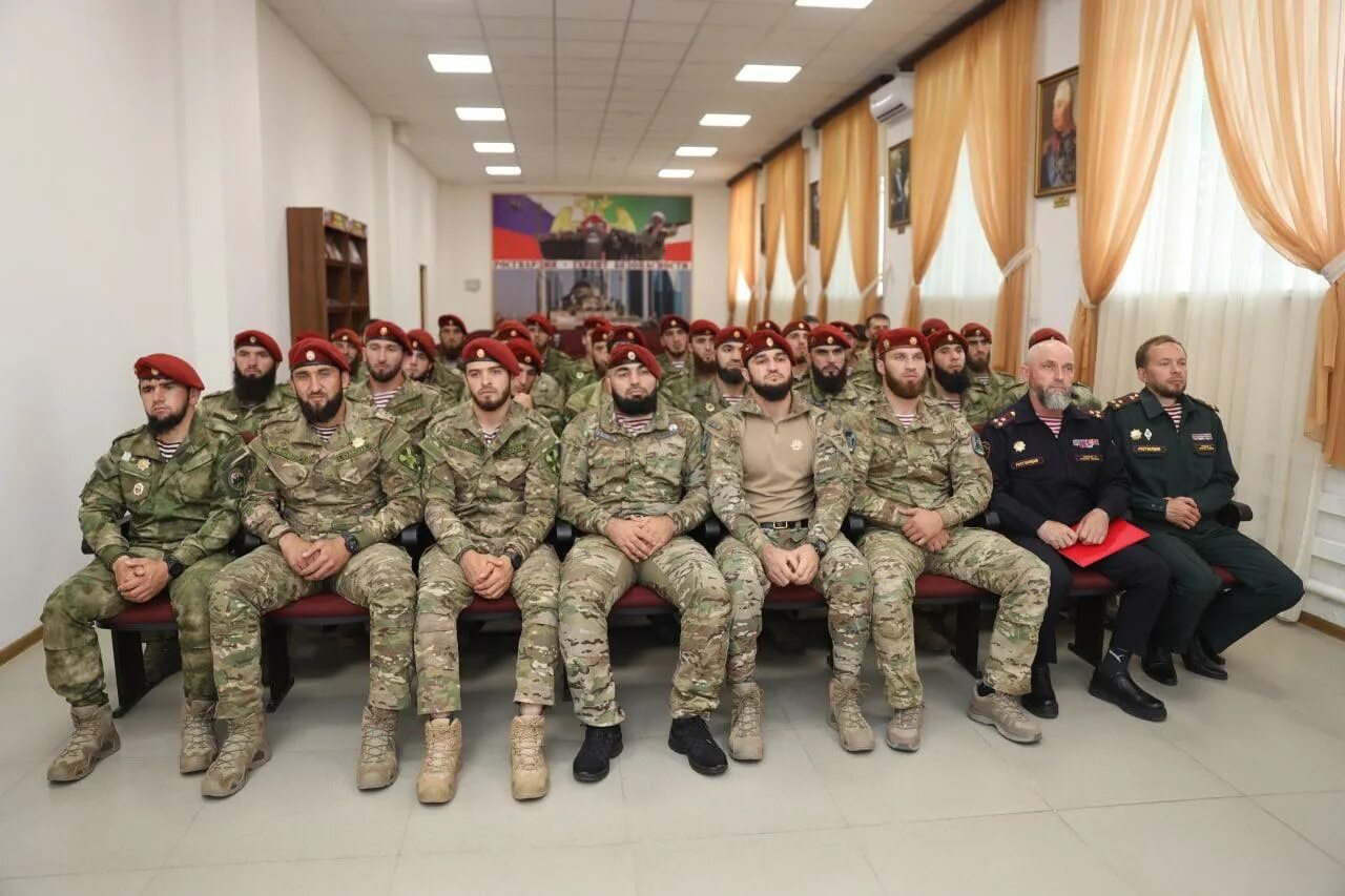 Где была росгвардия. Краповый берет. краповые береты на параде. росгвардия краповый берет. чеченцы краповый берет.