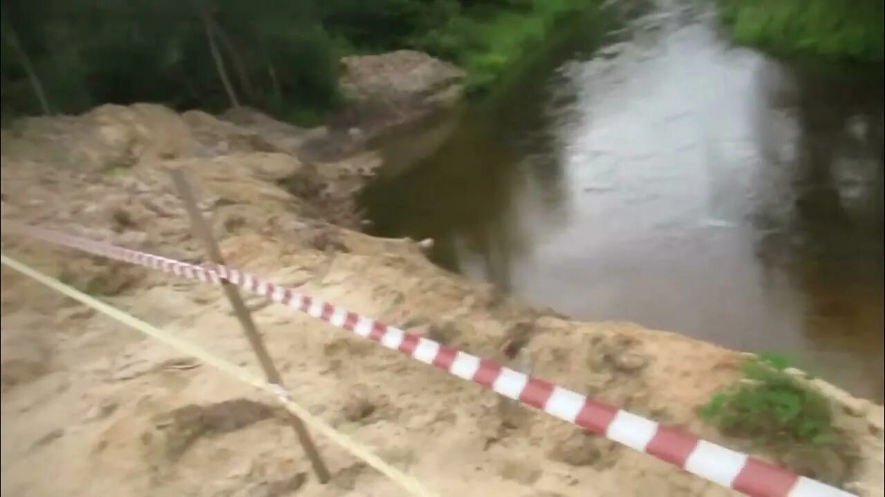 Обвал реки. Оползень по берегам рек. Оползень береговое. Размывание берегов. Обвал реки.