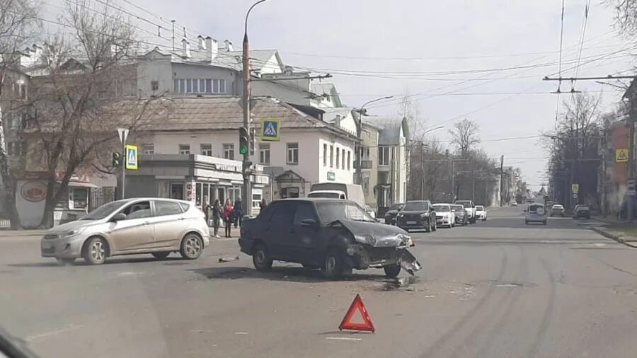 Твориться 20. ДТП В Ярославской области. Ярославль авария на перекрестке.