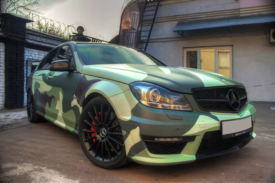 Номер хаки. Mercedes c63 AMG камуфляж. C63 AMG камуфляж. BMW x6 цвет хаки. Mercedes w204 камуфляж.