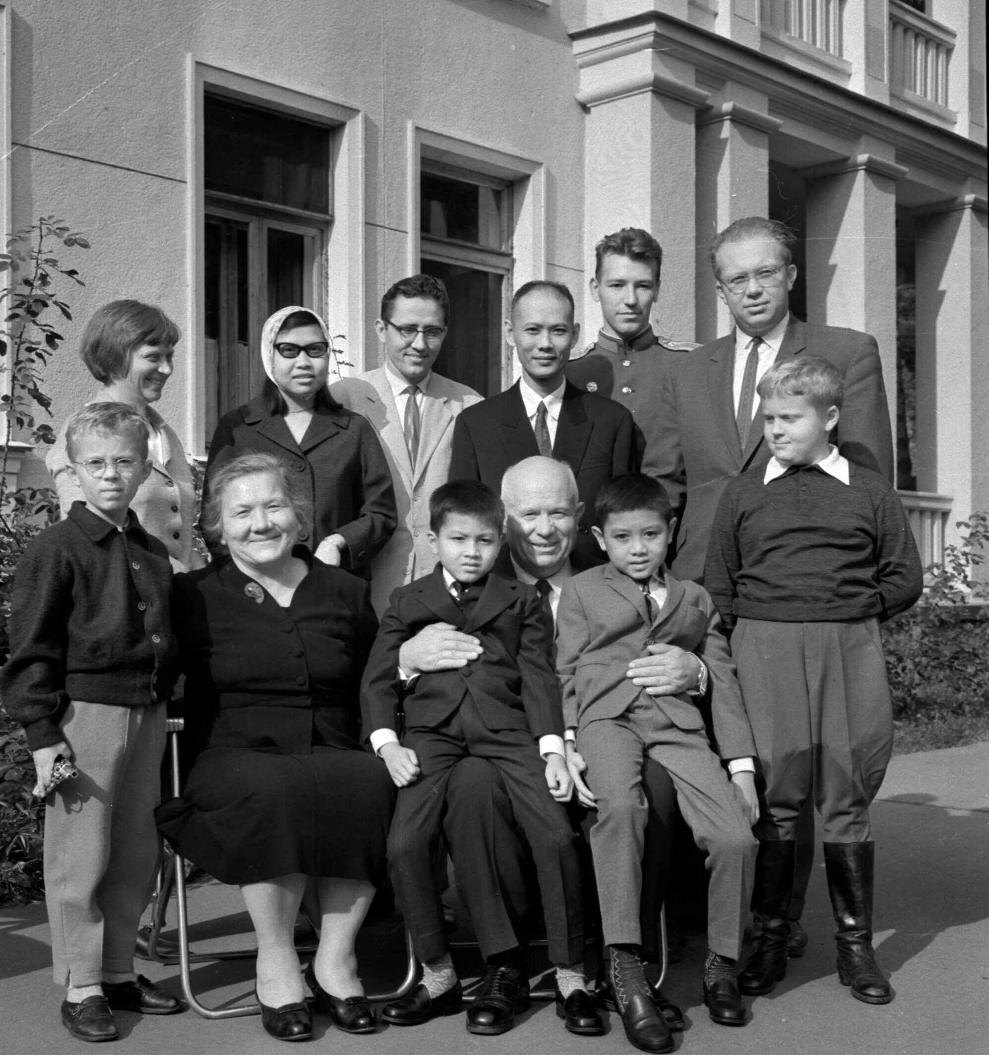 Сергей хрущев похороны. Хрущева нина львовна. Никита сергеевич хрущёв мемеы. Хрущева юлия никитична. Внуки хрущева никиты сергеевича их судьбы.