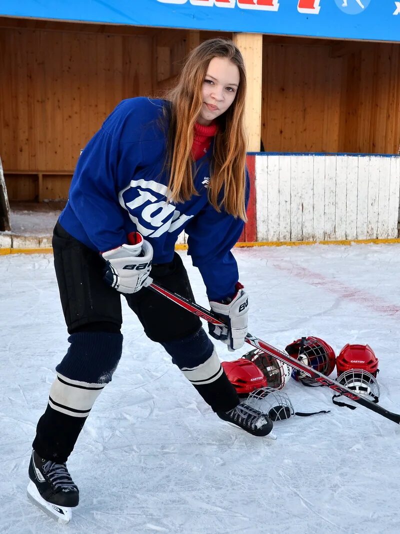 Хоккеистка алиса матвеева. Девушки играют в хоккей. Девушки хоккеистки. Красивые девушки хоккей. Красивые девушки хоккей.