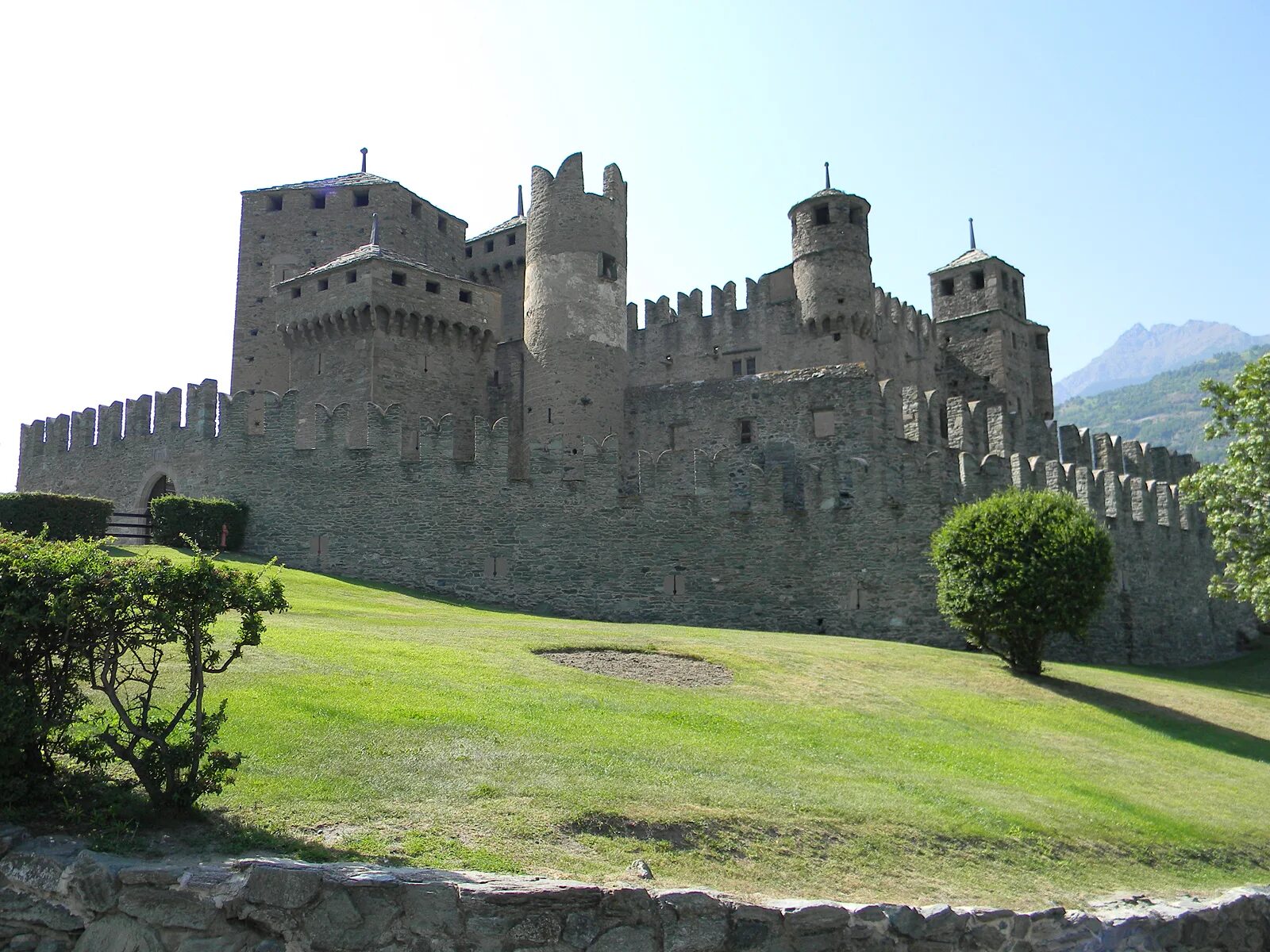 Замок феодала франция. Замок феодала. Замок тамплиеров средневековье. Замок мёйдерслот. Замок средневекового рыцаря.