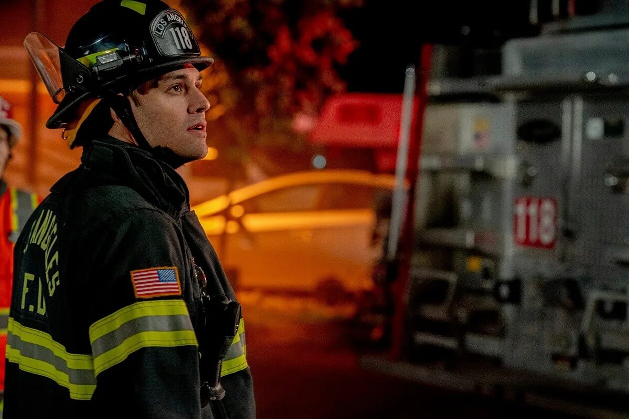 Служба 911 сериал. 911 служба спасения сериал 2021. 911 служба спасения 18. Сериал служба спасения 9 1 1. 911 служба спасения 18.