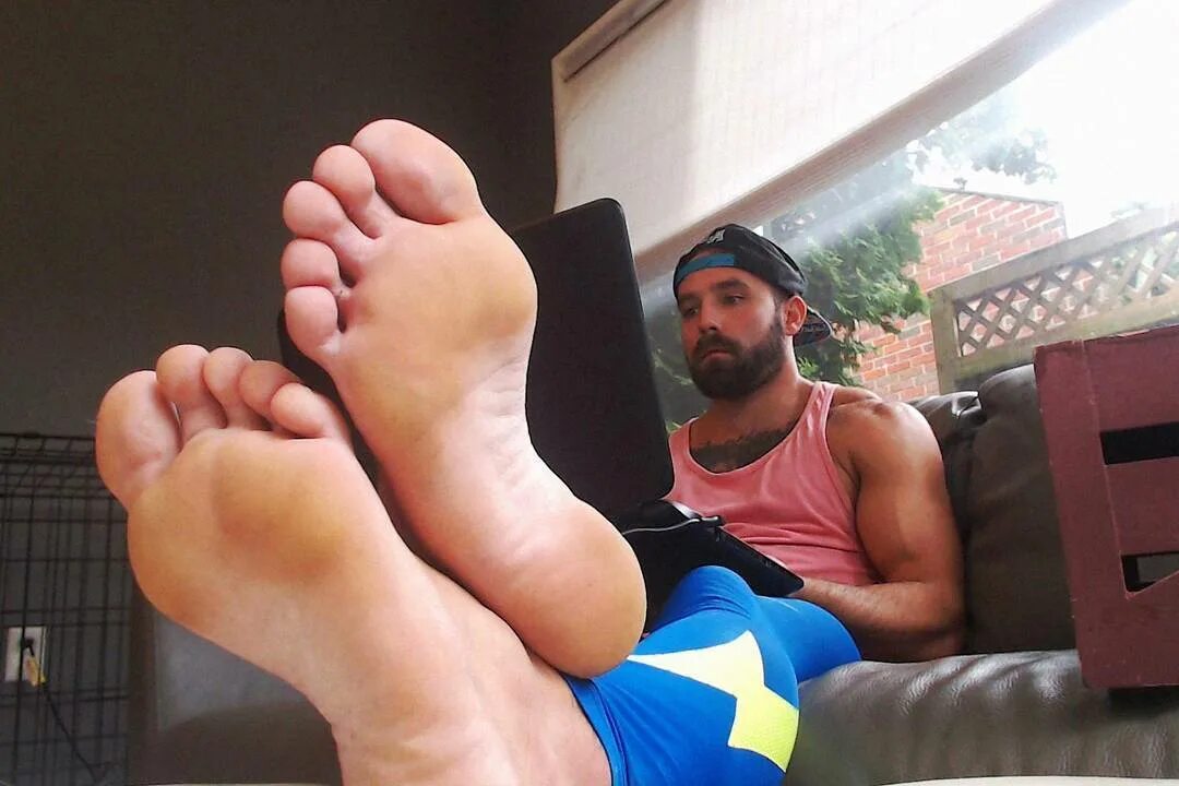 Foot feet man 18. Фут блог. Мале феет. Foot feet man 18. Male feet школа.