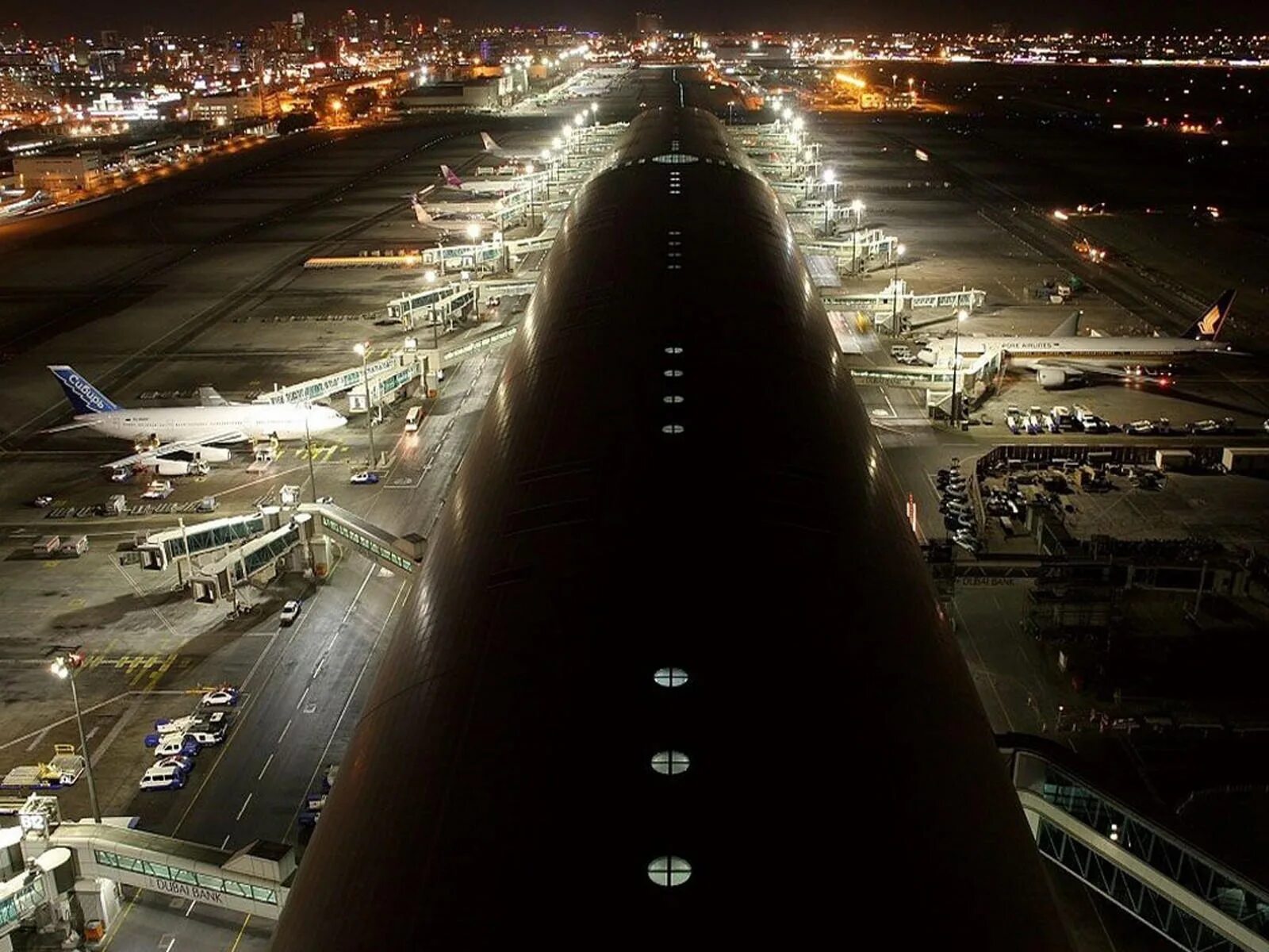 ночной аэропорт. а350-900 аэрофлот. самолет ночью. ночной аэродром шереметьево. самолет над ночным городом.