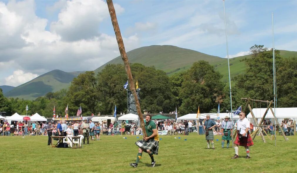 Hammer throw highland games. Фестиваль highland gatherings в шотландии. шотландские игры горцев. горские игры в шотландии. игры горцев в шотландии.