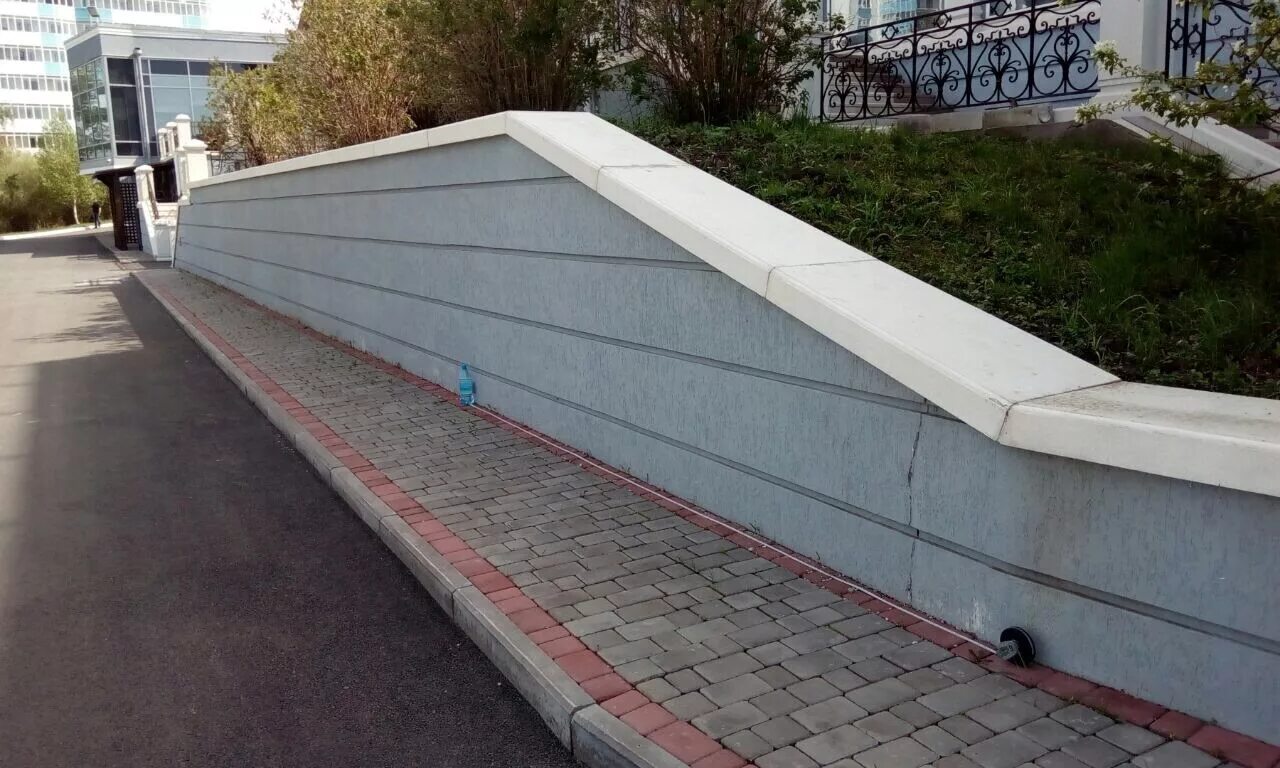 Плюю с парапета. Фальц на парапете. парапет 600х200. ограждение парапета кровли. крышка на парапет плоской кровли.