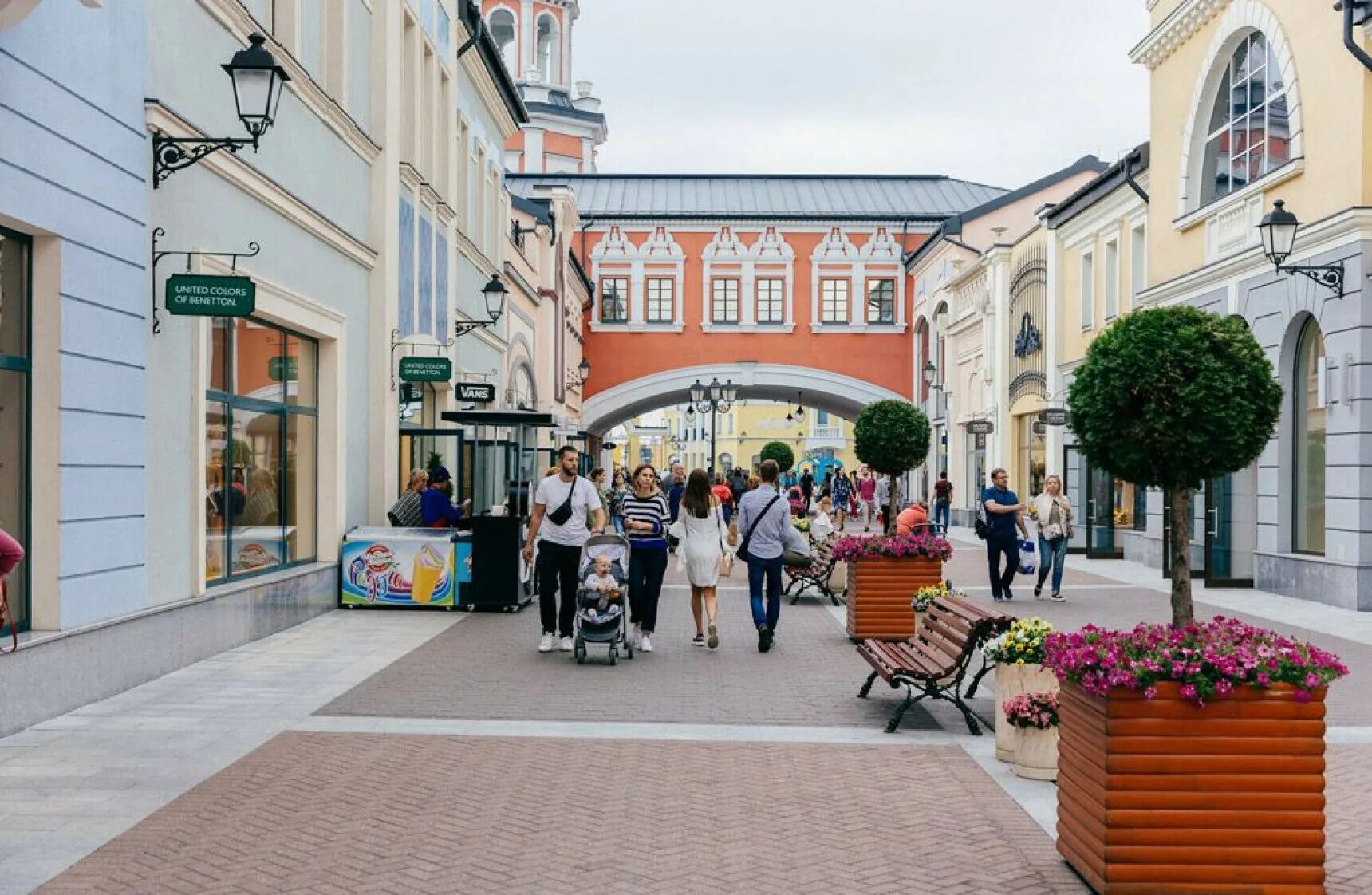 Outlet фото. Аутлет Вилладж Котельники. Виладж белая дача. Аутлет белая дача Москва. Outlet Village белая дача.