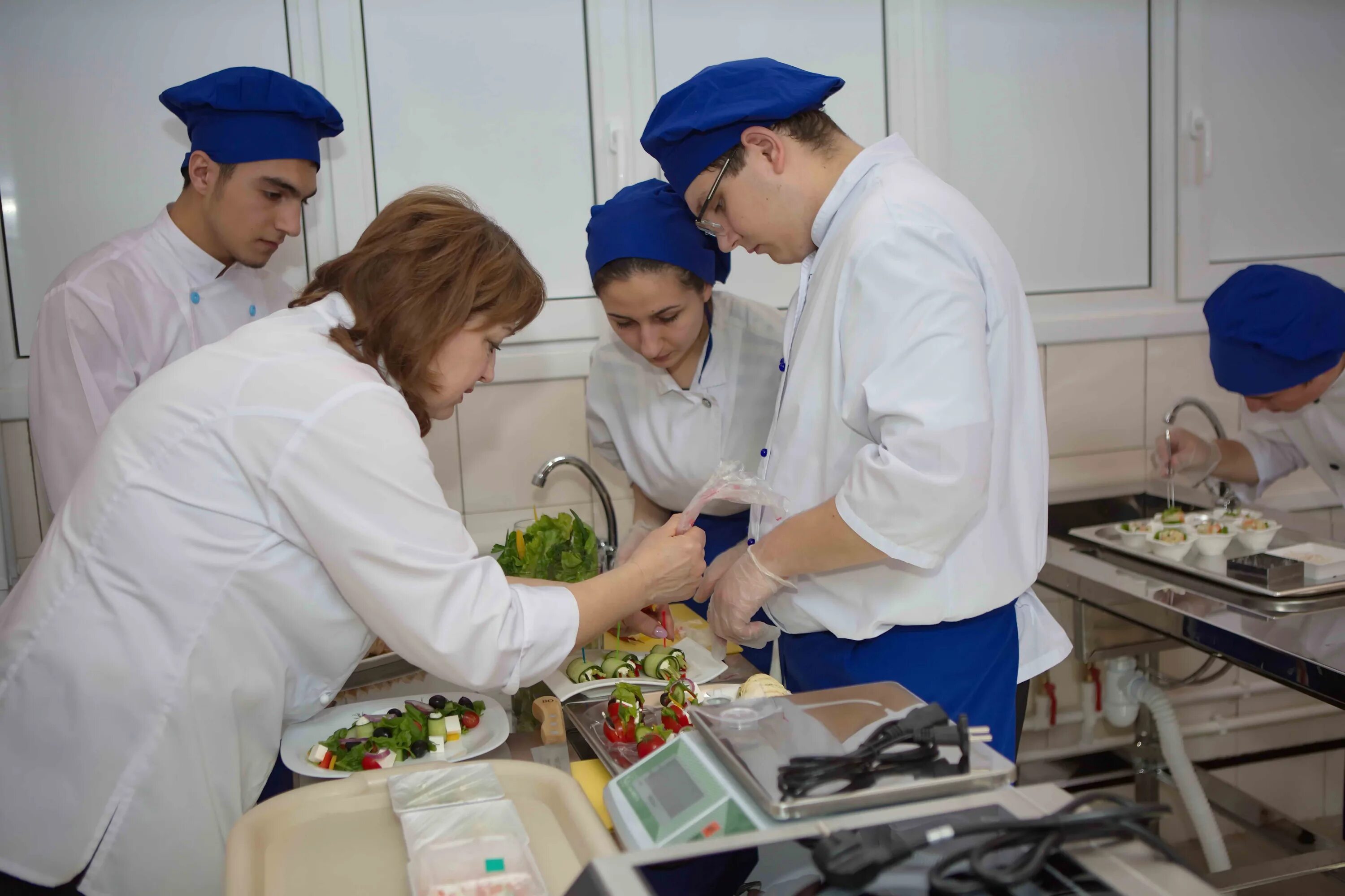 Учебная кухня ресторана. Поварское и кондитерское дело. Кондитерское дело лаборатория. 43.02.15 Поварское и кондитерское дело. Колледжи уфы после 9 бюджет