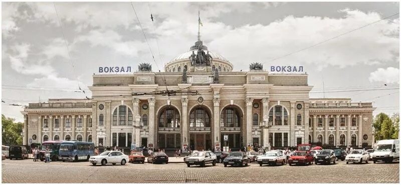 Жд одесский. Одесса московский вокзал. Одесский жд вокзал. Жеде вокзал из нутри в одесе. Ж/д вокзал в одессе.