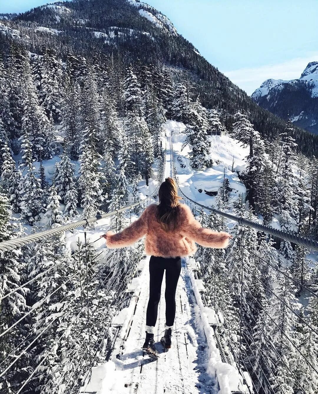 Девушка в горах. Фотосессия в горах зимой. Девушка в горах зимой. Девушка в горах со спины зимой.