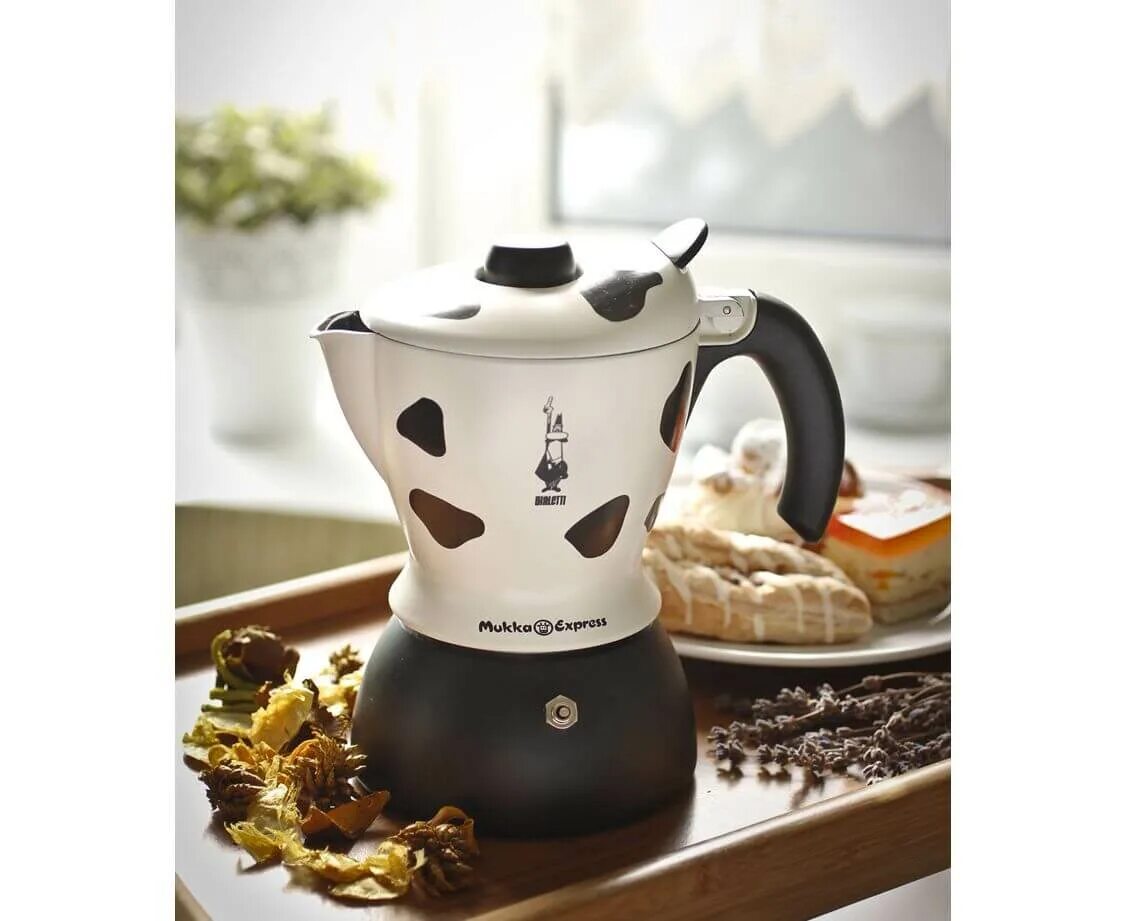 Bialetti гейзерная кофеварка 12 чашек. Турка bialetti. Гейзерная кофеварка 300 или 450мл. Гейзерная кофеварка молоко. Гейзерная кофеварка молоко.