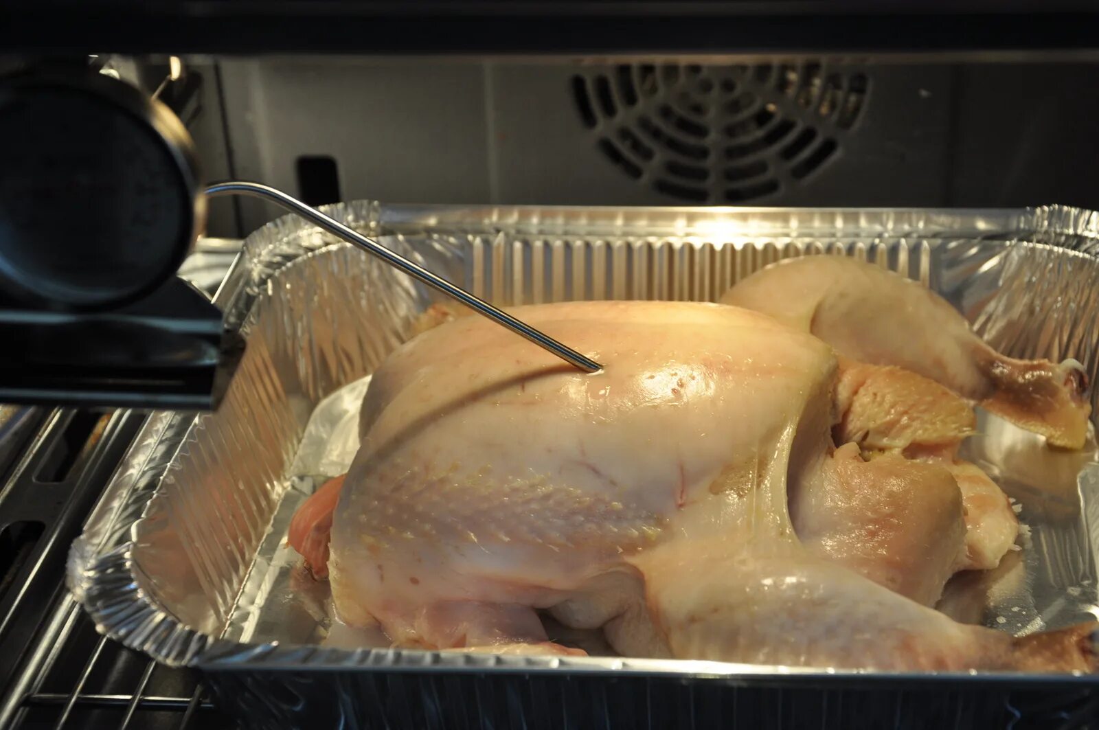 Курица в духовке целиком температура и время. Курица целая. Курица в духовке с термощупом. Мясо курицы в электродуховке.