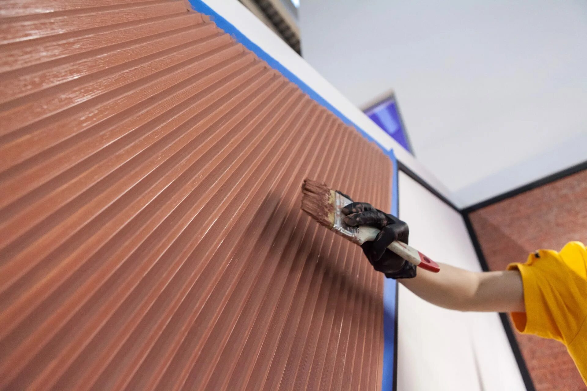 Штукатурка и штукатурные слои. Слои штукатурки стен. Первый слой краски и второй в комнате фото. Непрокрас краски. Нанесение штукатурки.