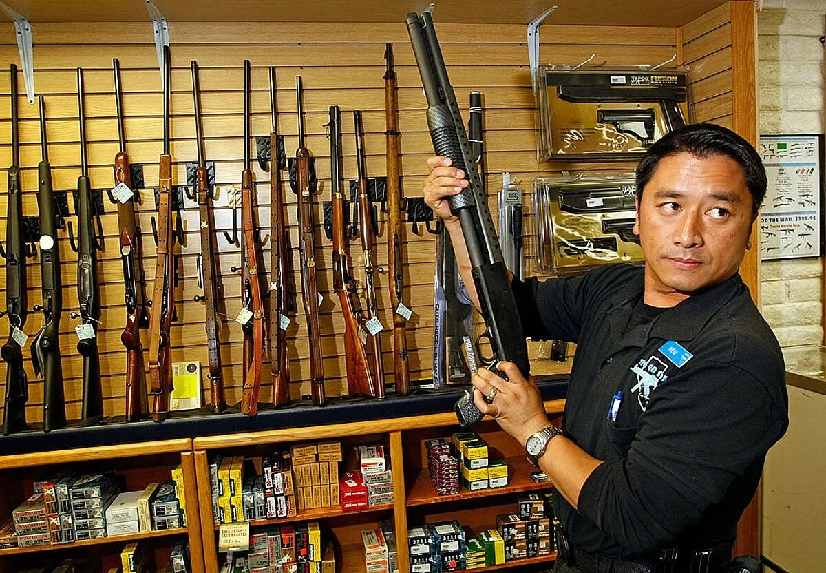 Оружие воспитывает. Оружейный магазин в Америке. Магазин оружия в США. Американские оружейные магазины. Человек с огнестрельным оружием.