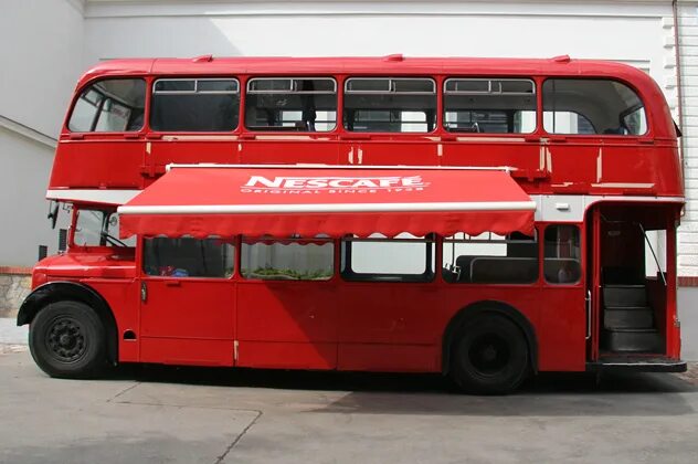 традиционный английский двухпалубный автобус. дабл деккер бас. английский автобус двухэтажный. даблдекер в лондоне. двухэтажный автобус в крым.