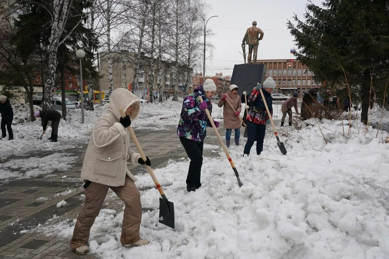 Школьники убирают снег. Субботник в Советском районе. Массовый субботник. Субботник снег.