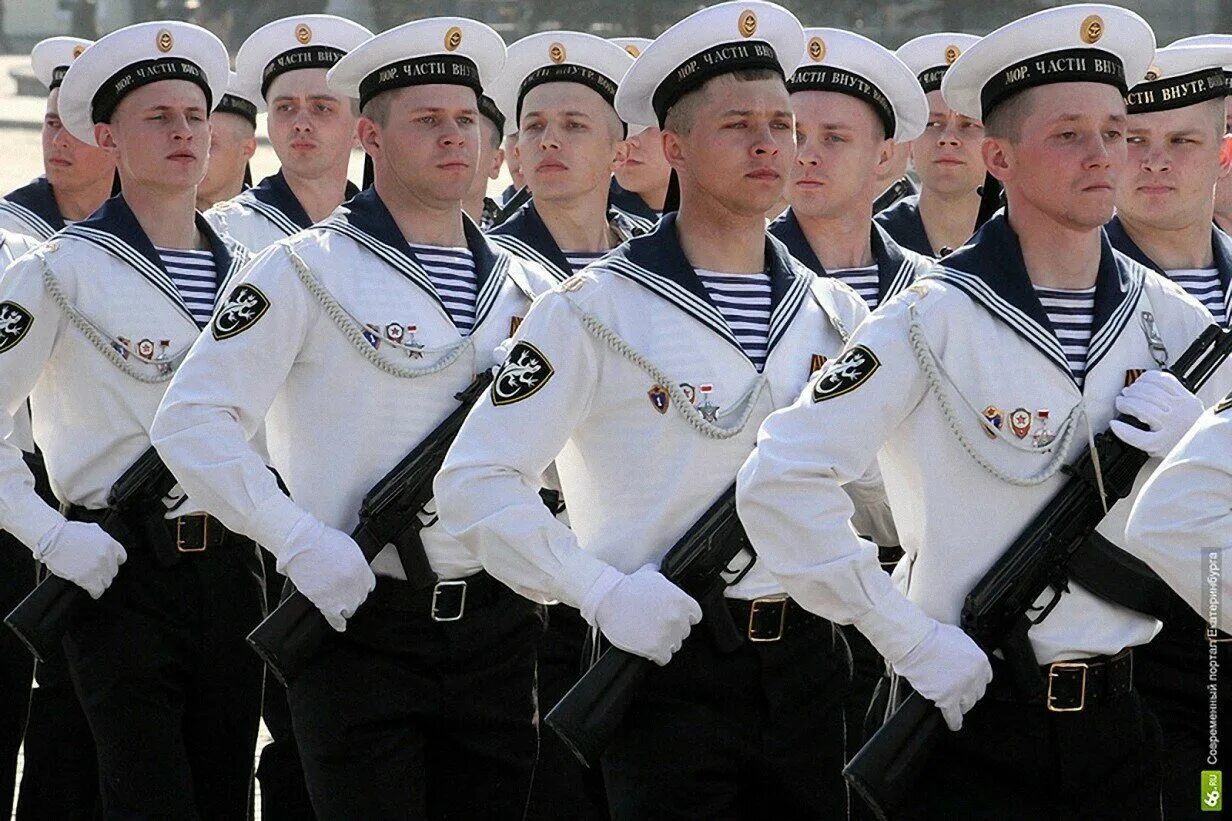 Армейские морские. Фланка парадная ВМФ. Парадная фланка ВМФ белая. Бескозырка парадная ВМФ. Бескозырка моряка военно-морской флот РФ.