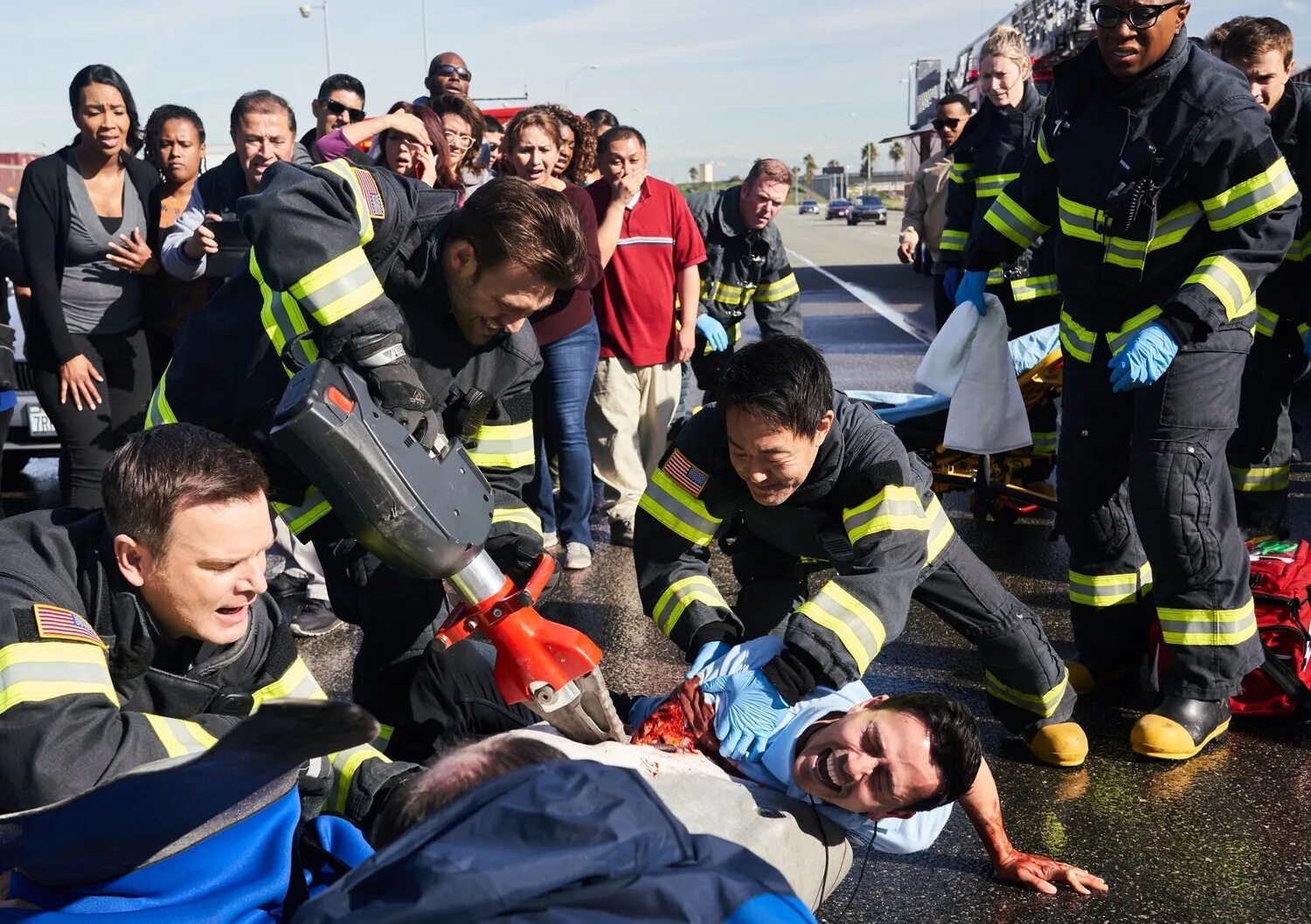 Сериал 911 эбби. 911 служба спасения сериал кристофер. 911 служба спасения сериал 2021. 911 служба спасения лос анджелес сериал. Служба спасения 2.