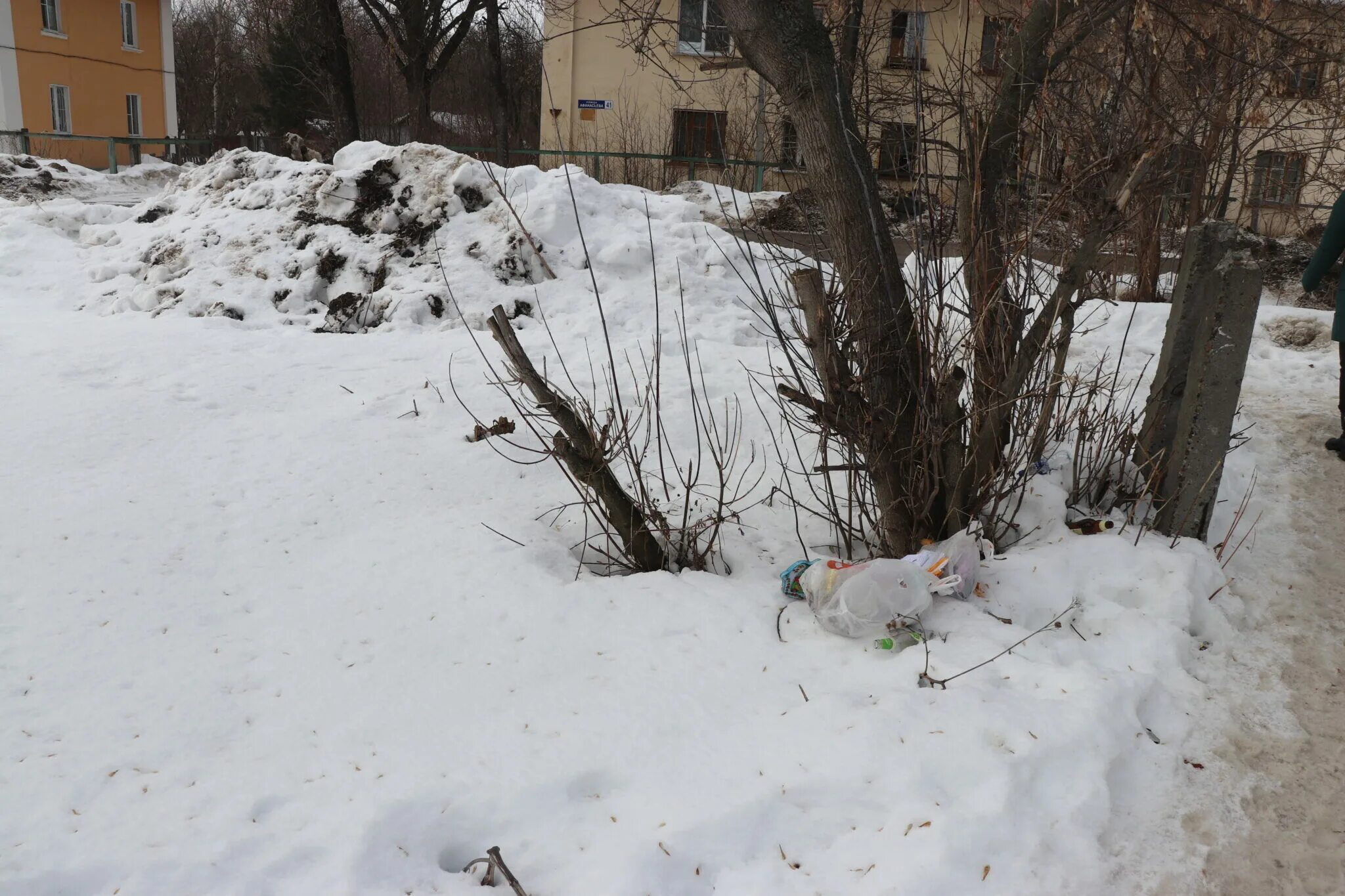 Снег растаял деад. Сугробы снега на улице. Гора снега во дворе. Подтаявший снег.