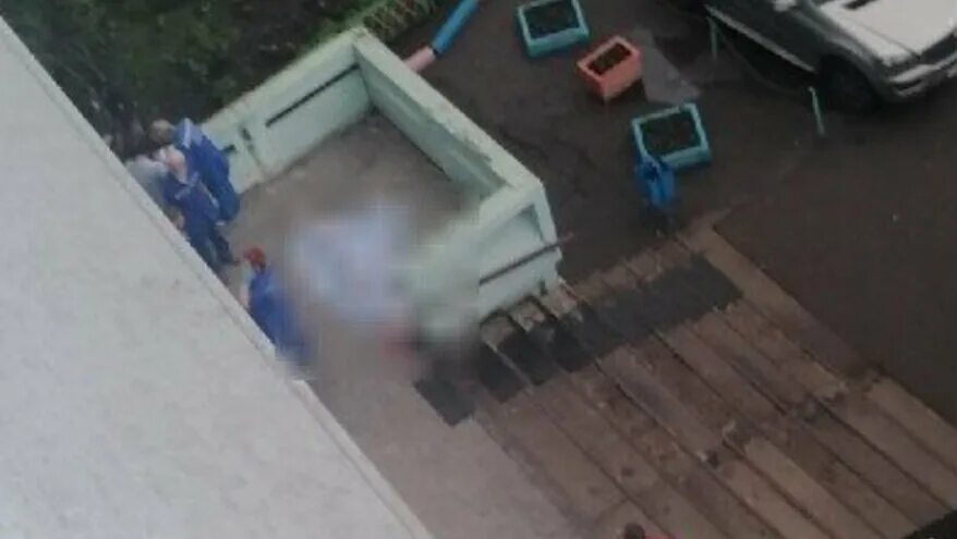 Допрос матери бросившей ребенка с 11 этажа. Отец выбросил девочку из окна. Младенца выбросили из окна. Девушка выбросила с 11 этажа. Ребенок на балконе.