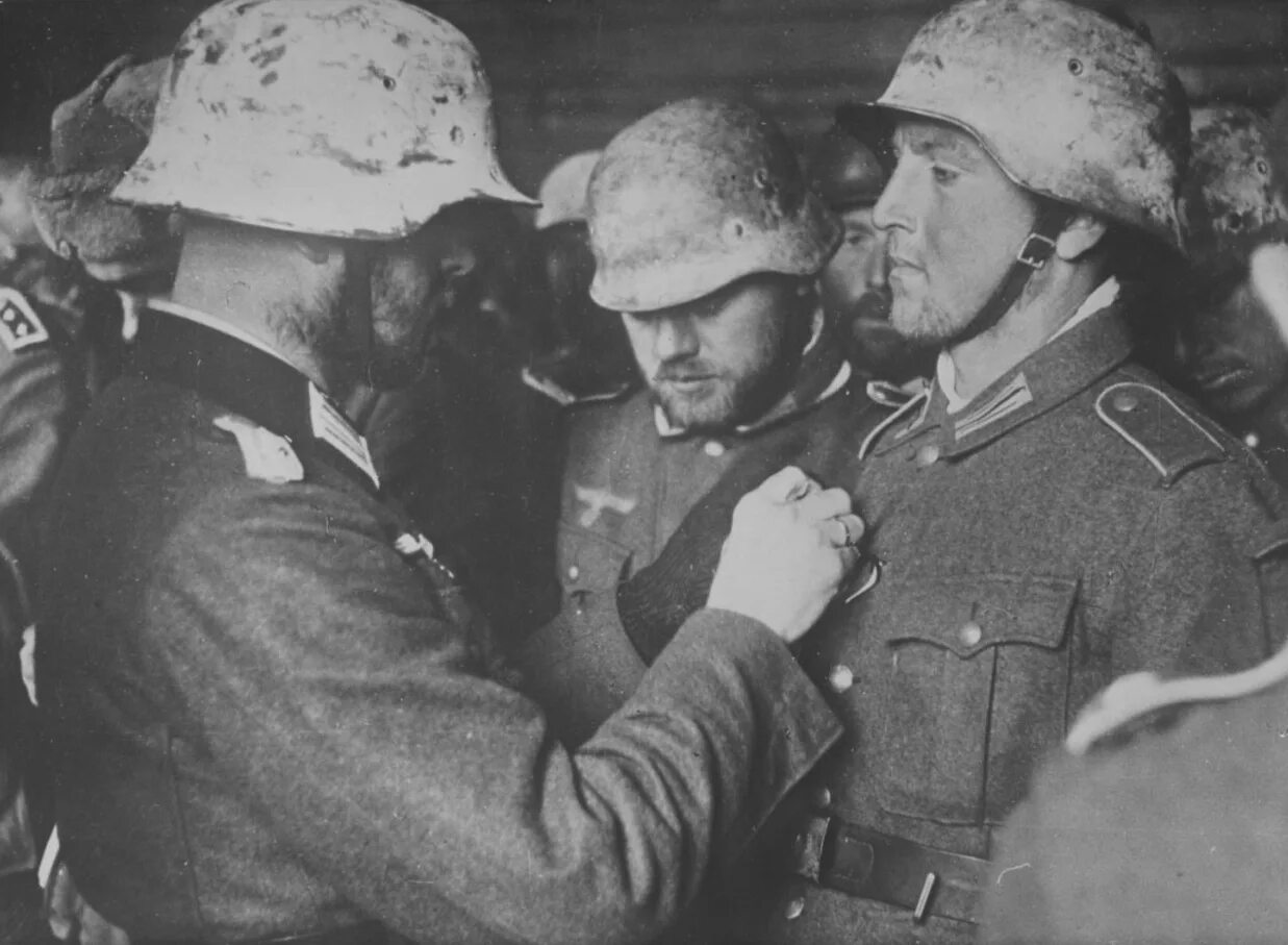 Полевой штаб вермахта. Немецкий солдат в каске. Награждение немецких солдат. Солдаты вермахта на Восточном фронте.