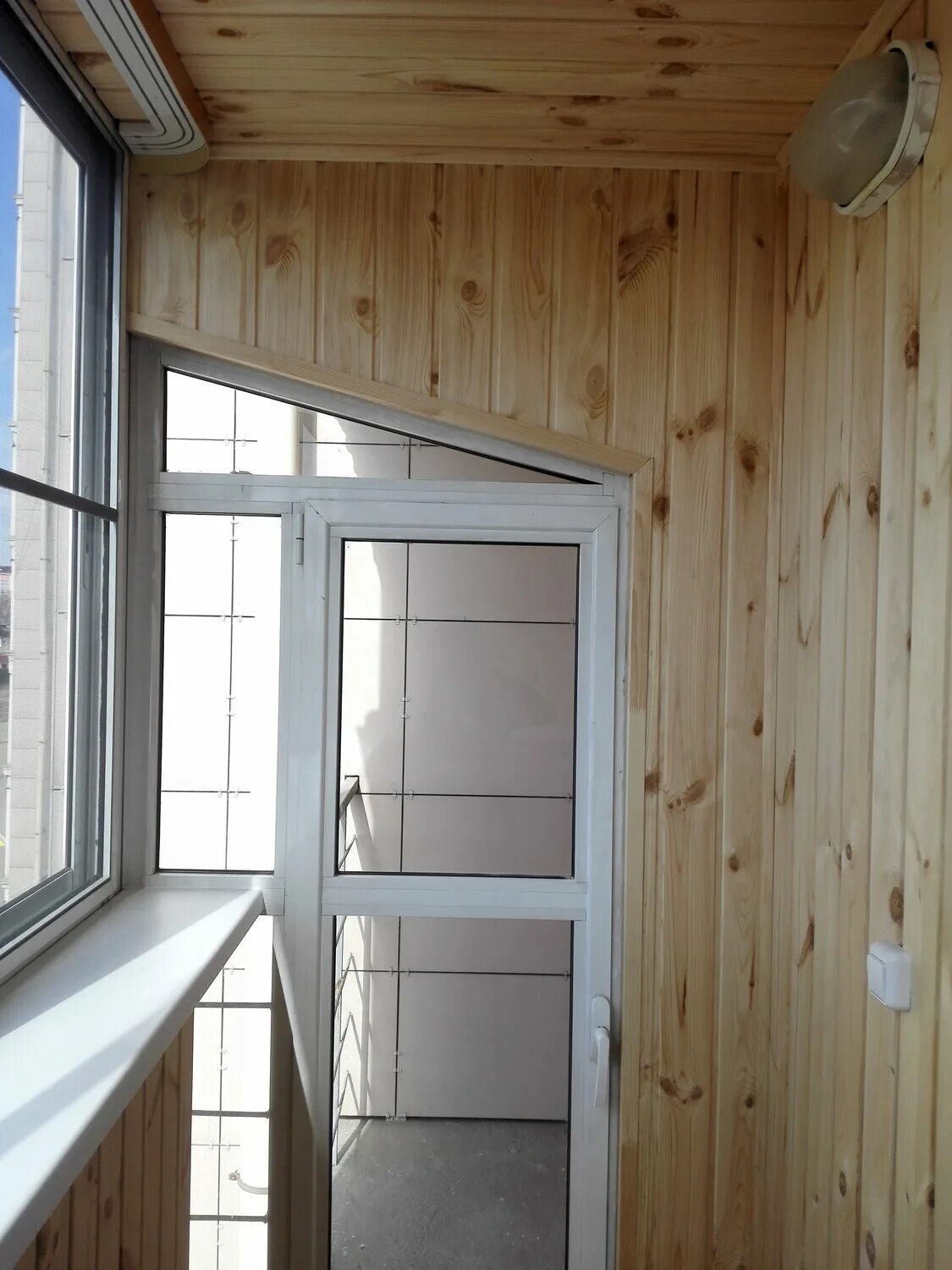 внешняя отделка балкона. застекленный балкон. отделка балкона изнутри. выносное остекление балкона. шкаф на балкон.