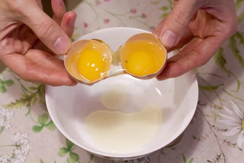 Два желтка примета. Двухжелтковое яйцо. Яичко с двумя желтками. Двойной желток в яйце. Уникальное яйцо.