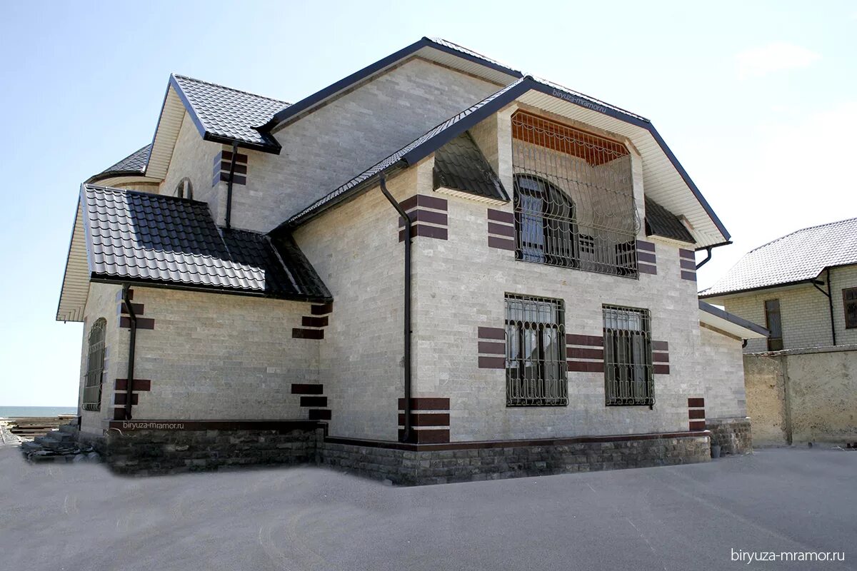 Туф камень армения. Дом облицованный мрамором. Отделка здания мрамором. Гранит фасад. Дом под мрамор.