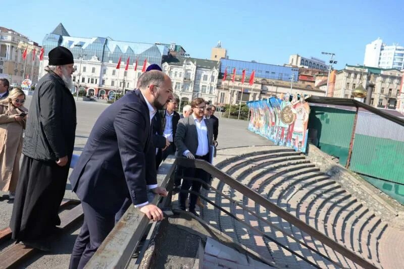 Община владивосток. Сквер Енисейской Владивосток. Владивосток Комсомольская площадь. Храмы Владивостока у вокзалов.