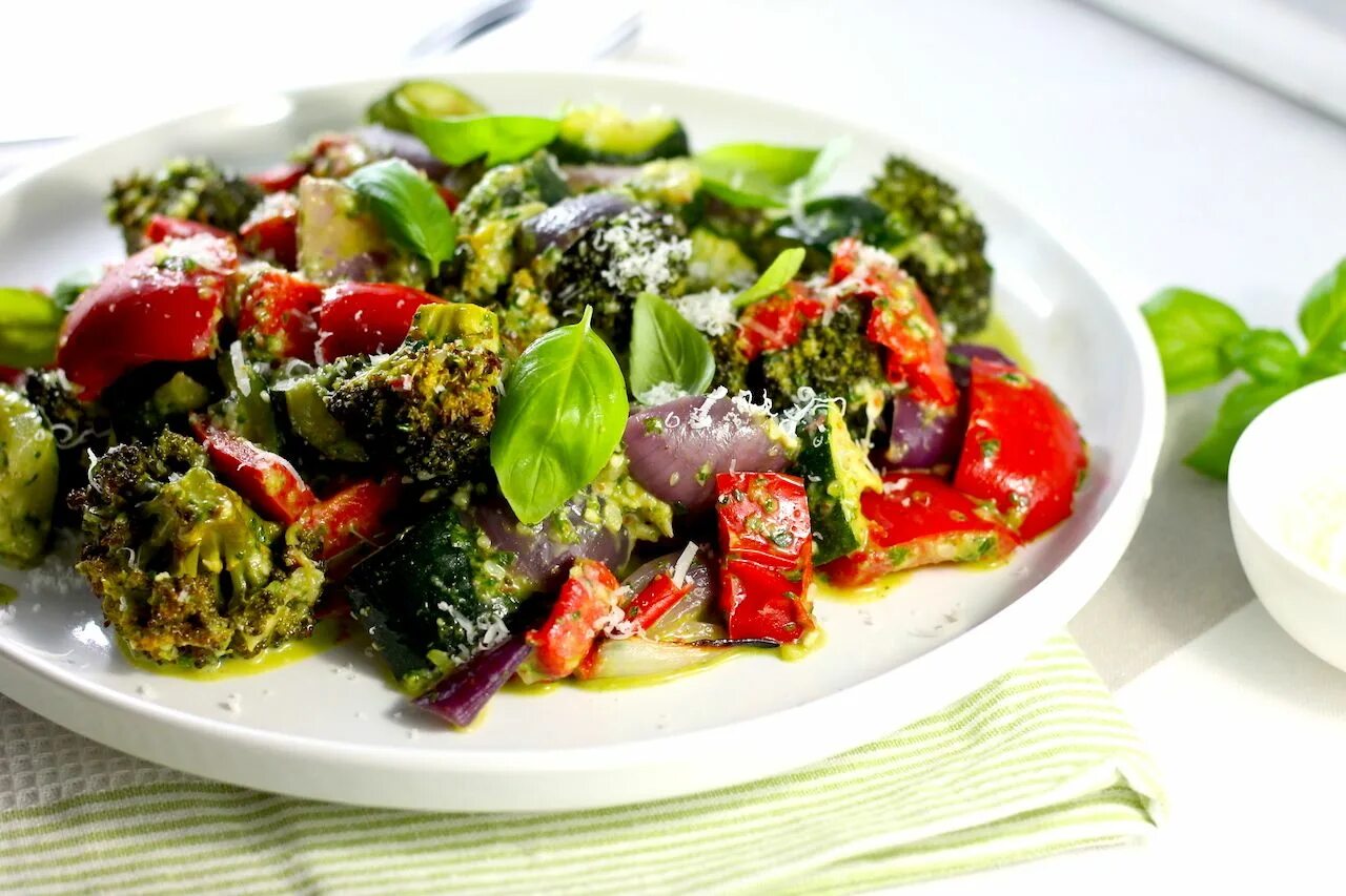 Перцы фаршированные кускусом. Салат из баклажанов с помидорами. Салат с соусом песто. Салат с куриной грудкой и помидорами и сыром. Острый перец гриль.